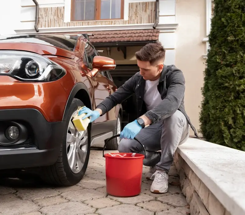 Lavage auto à domicile Saint-Cézaire-sur-Siagne : professionnel intervenant sur un véhicule